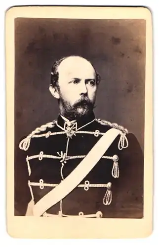 Fotografie unbekannter Fotograf und Ort, Portrait Prinz Friedrich Karl von Preussen in Husaren Uniform mit Orden