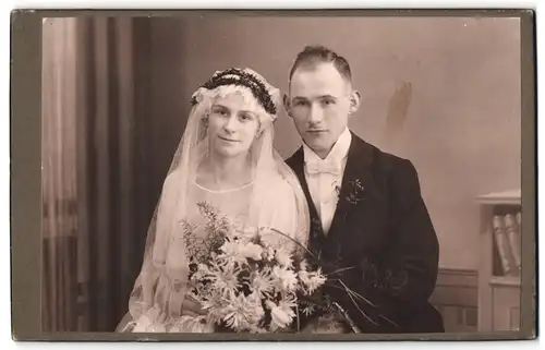 Fotografie unbekannter Fotograf und Ort, Portrait junges Brautpaar im Hochzeitskleid und Anzug
