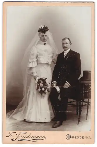 Fotografie Tr. Friedmann, Dresden, junges säsisches Brautpaar im Hochzeitskleid und Anzug mit Zylinder, Brautstrauss