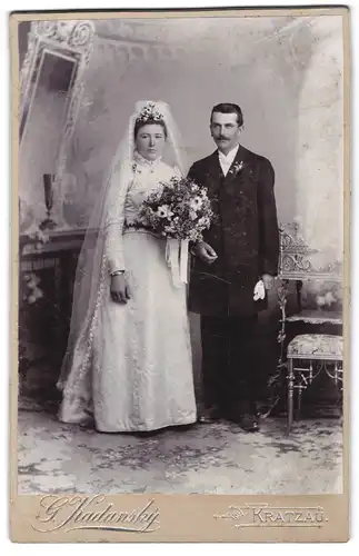 Fotografie G. Kadansky, Kratzau, tschechisches Brautpaar im weissen Hochzeitskleid mit Schleier und im Anzug