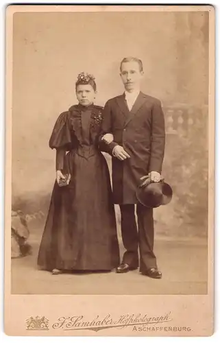 Fotografie J. Samhaber, Aschaffenburg, Hochzeitspaar im schwarzen Kleid mit Kopfschmuck und im Anzug mit Zylinder