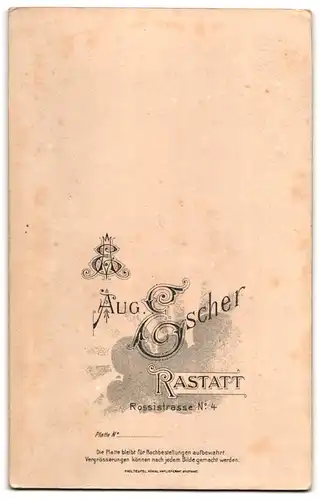 Fotografie Aug. Escher, Rastatt, Brautpaar im weissen Kleid mit Schleier und im Anzug mit weisser Fliege