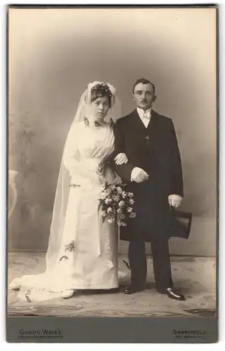 Fotografie Georg Weise, Sommerfeld, Brautleute im weissen Hochzeitskleid und im Anzug mit Zylinder