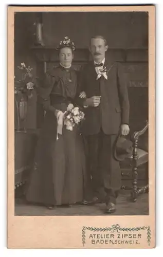 Fotografie Ateleir Zipser, Baden, Brautleute im schwarzen Kleid mit Brautstrauss und im Anzug mit Stetson