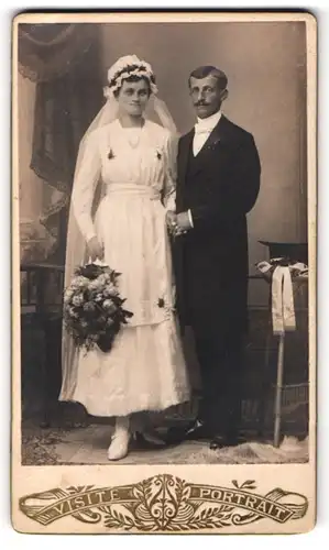 Fotografie unbekannter Fotograf und Ort, Eheleute im weissen Hochzeitskleid und im Anzug, Brautstrauss