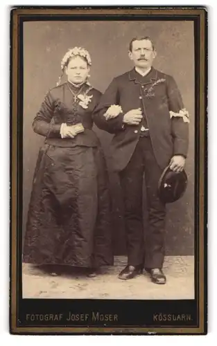 Fotografie Josef Moser, Kösslarn, bayrisches Brautpaar im schwarzen Kleid und Anzug mit Armbinde