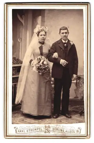 Fotografie Karl Stempel, Döbling, junges Brautpaar im Hochzeitskleid mit Schleier und im Anzug, Arm in Arm