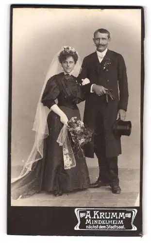 Fotografie A. Krumm, Mindelheim, Brautpaar im schwarzen Kleid und im Anzug mit Zylinder