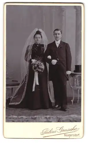Fotografie Julius Grusche, Neugersdorf, säsisches Brautpaar im schwarzen Kleid mit Schleier und im Anzug nebst Zylinder