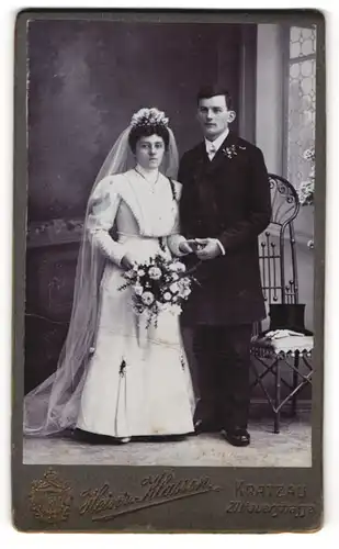Fotografie Heinrich Klassen, Kratzau, junges Brautpaar im Hochzeitskleid und Anzug mit Zylinder