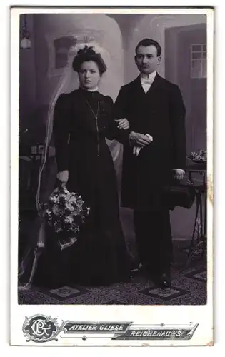 Fotografie Atelier Gliese, Reichenau i. S., sächsisches Brautpaar im schwarzen Kleid mit weissem Schleier und im Anzug