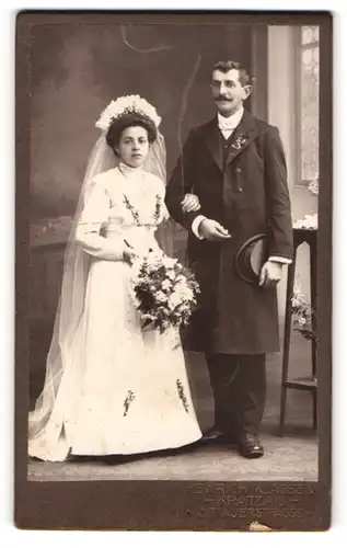 Fotografie Heirnich Klassen, Kratzau, Zittauerstr. 157, Brautpaar im Hochzeitskleid und im Anzug mit Zylinder