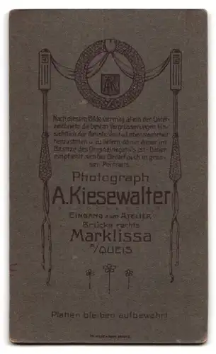 Fotografie A. Kiesewalter, Marklissa, junges polnisches Brautpaar im schlichten Hochzeitskleid und im Anzug mit Zylinder