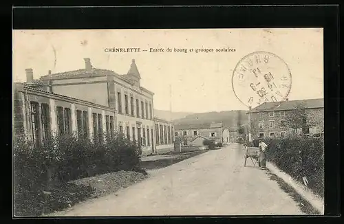 AK Chénelette, Entrée du bourg et groupes scolaires