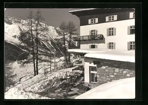 AK Sulden, Hotel Zebrù mit Sonnenliegen im Winter