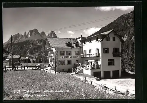 AK Alba di Canazei, Albergo Miramonti mit Strasse und Blick auf Gipfelgruppe