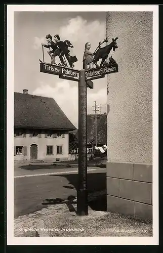 AK Lenzkirch, Origineller Wegweiser mit Strassenpartie