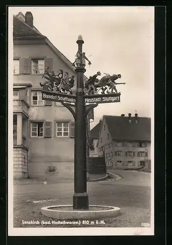 AK Lenzkirch, Wegweiser mit Strassenpartie