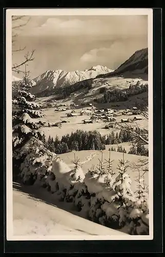 AK Riezlern, winterliche Ortsansicht mit Nebelhorn