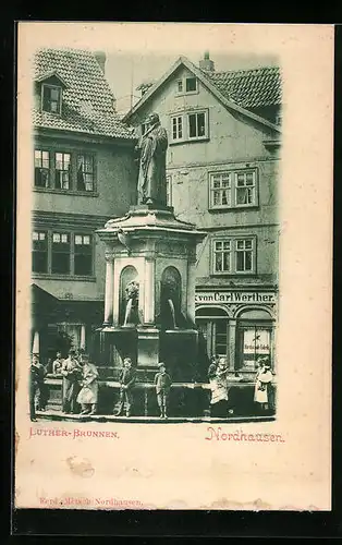 AK Nordhausen, Luther-Brunnen mit Besuchern