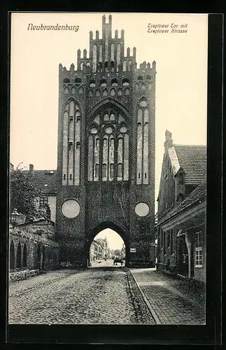 AK Neubrandenburg, Treptower Tor mit Treptower Strasse