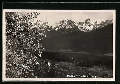 AK Schnifis, Ortspartie mit Kirche und Bergen