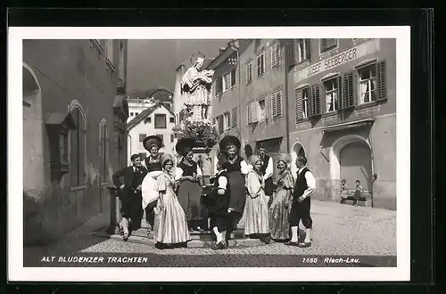 AK Bludenz, Alt Bludenzer Trachten, Frauen und Männer am Brunnen vor Pension von Josef Seeberger