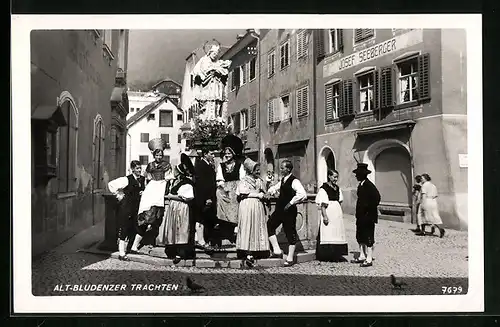 AK Bludenz, Alt Bludenzer Trachten, Frauen und Männer am Brunnen vor Pension von Josef Seeberger