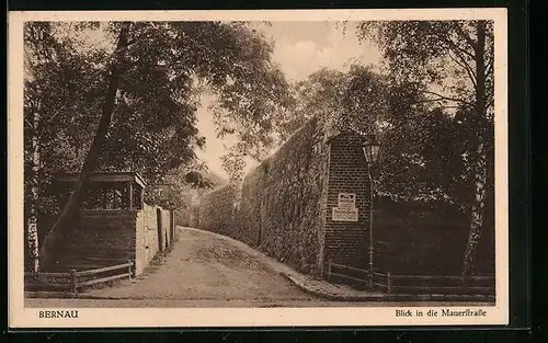 AK Bernau, Blick in die Mauerstrasse, mit Holzbau und Mauer