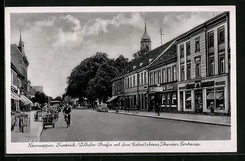AK Neuruppin, Friedrich-Wilhelm-Strasse mit dem Geburtshaus Theodor Fontanes