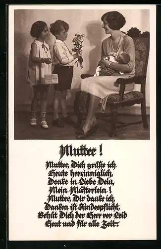 AK Kinder beglückwünschen ihre Mutter zum Muttertag