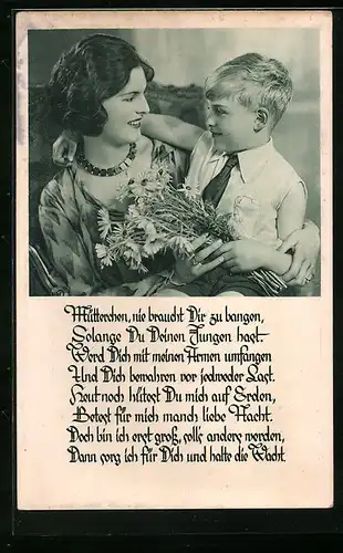 AK Söhnchen schenkt seiner Mutter einen Blumenstrauss zum Muttertag