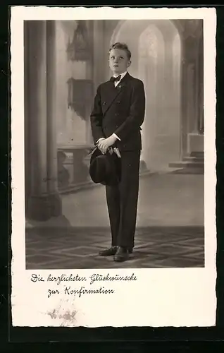 AK Glückwünsche zur Konfirmation, Junge im Anzug mit Hut