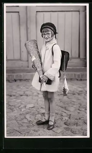 Foto-AK Mädchen mit Brille und Matrosenmütze zum Schulanfang, Zuckertüte, 1. April 1933