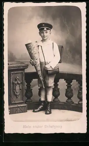 Foto-AK Junge mit Zuckertüte und Schirmmütze zum Schulanfang