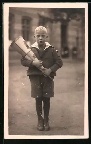 Foto-AK Junge im Matrosenanzug mit Zuckertüte zum Schulanfang