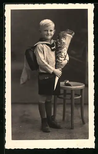 Foto-AK Stolzer Junge mit Matrosenanzug und Zuckertüte, Schulanfang