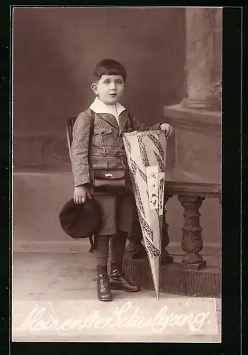 Foto-AK Junge mit Mütze und Zuckertüte zum Schulanfang