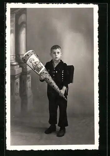 Foto-AK Junge mit Zuckertüte zum Schulanfang