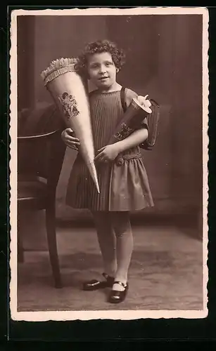 Foto-AK Mädchen im plissierten Kleid mit zwei Zuckertüten zum Schulanfang