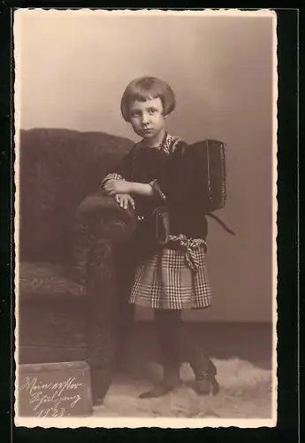 Foto-AK Mädchen mir Ranzen zum Schulanfang 1928