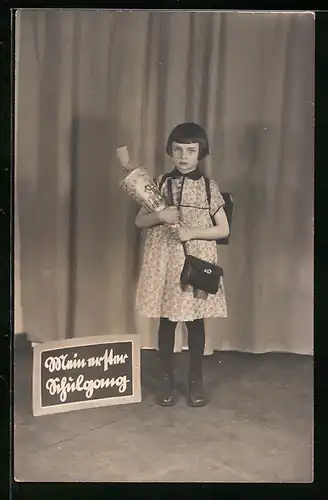 Foto-AK Mädchen im Kleid mit Zuckertüte zum Schulanfang