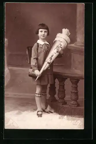 Foto-AK Mädchen mit Ranzen und Zuckertüte zum Schulanfang