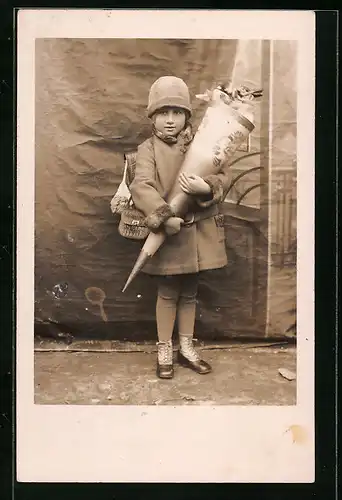 Foto-AK Mädchen mit Mütze und Zuckertüte zum Schulanfang