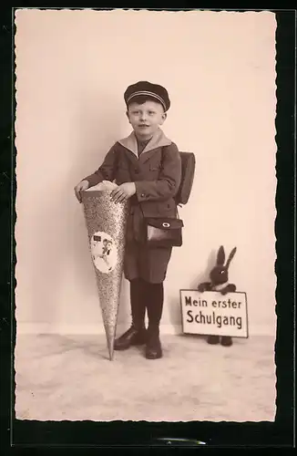 Foto-AK Junge mit Schirmmütze und Zuckertüte zum Schulanfang, Stoffhase Mein erster Schulgang