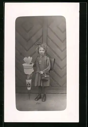 Foto-AK Mädchen mir Ranzen und Zuckertüte zum Schulanfang, 1932
