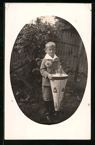 Foto-AK Junge mit Zuckertüte und Spielzeughasen zum Schulanfang