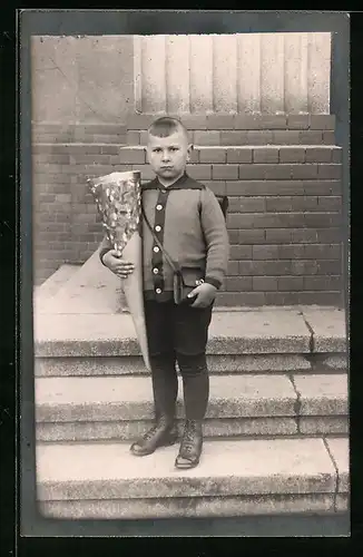 Foto-AK Junge auf der Treppe mit seiner Zuckertüte zum Schulanfang