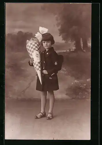 Foto-AK Mädchen im Mantel mit karierter Zuckertüte zum Schulanfang