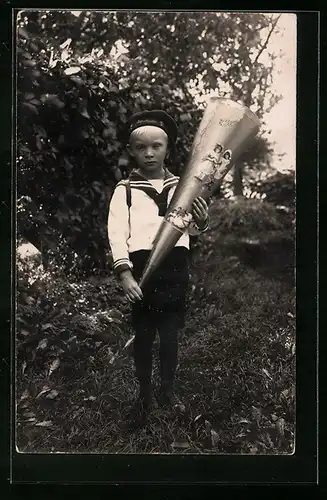 Foto-AK Juge im Matrosenanzug mit Zuckertüte zum Schulanfang